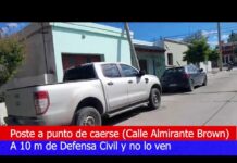 Poste a punto de caerse